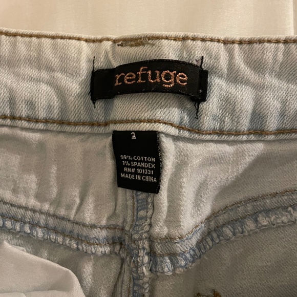 Refuge Light Wash Straight Leg Ripped Jeans  (Size 2) - Picture 3 of 3